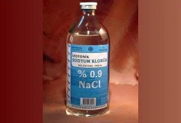 Sodyum klorur içeren solüsyon: %0,9 SODYUM KLORUR SOLUSYONU 1000 ML(SETLI) kutusu. Üretici: MENARİNİ SAĞLIK VE İLAÇ SANAYİ TİCARET ANONİM ŞİRKETİ.