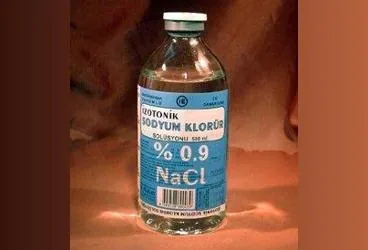 %0,9 SODYUM KLORUR SOLUSYONU 500 ML(SETLI) kutu fotoğrafı, solüsyon formunda sodyum klorur içerir. Üretici: MENARİNİ SAĞLIK VE İLAÇ SANAYİ TİCARET ANONİM ŞİRKETİ.