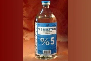 Dekstroz içeren solüsyon: %5 DEKSTROZ SOLUSYONU 1000 ML(SETLI) ambalajı. Üretici: MENARİNİ SAĞLIK VE İLAÇ SANAYİ TİCARET ANONİM ŞİRKETİ.