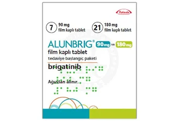 ALUNBRIG 90 MG VE 180 MG FILM KAPLI TABLET TEDAVIYE BASLANGIC PAKETI (90 MG 7 TAB +180 MG 21 TAB) kutu fotoğrafı, film kaplı tablet formunda brigatinib içerir. Üretici: TAKEDA İLAÇ SAĞLIK SANAYİ TİCARET LTD.ŞTİ.