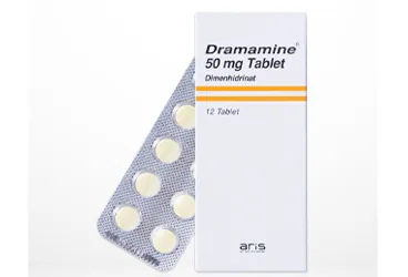 DRAMAMINE 50 MG 12 TABLET ürün ambalajı, tablet formunda dimenhidrinat içerir. Üretici: ALİ RAİF İLAÇ SANAYİ A.Ş.