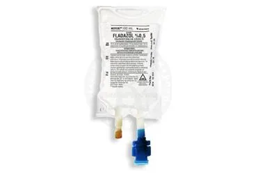 Metronidazol içeren çözelti: FLADAZOL %0,5 ENJEKSIYONLUK COZELTI (100 ML SETLI) ürün ambalajı. Üretici: KOÇAK FARMA İLAÇ VE KİMYA SANAYİ A.Ş.