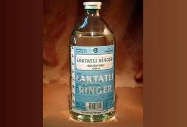 I.E LAKTATLI RINGER SOLUSYONU 1000 ML(SETLI) ürün ambalajı, solüsyon formunda serum içerir. Üretici: MENARİNİ SAĞLIK VE İLAÇ SANAYİ TİCARET ANONİM ŞİRKETİ.