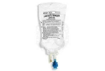 Sodyum klorur + kalsiyum klorur + potasyum klorur + sodyum laktat içeren LAKTATLI RINGER PVC 500 ML(SETLI) ürün ambalajı. Üretici: KOÇAK FARMA İLAÇ VE KİMYA SANAYİ A.Ş.