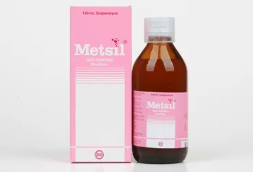 Simetikon içeren süspansiyon: METSIL 5 ML 40 MG 150 ML SÜSPANSİYON ambalajı. Üretici: HÜSNÜ ARSAN İLAÇLARI A.Ş.