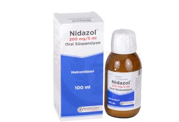 NIDAZOL 200MG/5ML ORAL SUSPANSIYON kutusu, oral süspansiyon formunda metronidazol içerir. Üretici: MENARİNİ SAĞLIK VE İLAÇ SANAYİ TİCARET ANONİM ŞİRKETİ.