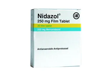 Metronidazol içeren film kaplı tablet: NIDAZOL 250 MG FILM KAPLI TABLET (20 TABLET) ambalajı. Üretici: MENARİNİ SAĞLIK VE İLAÇ SANAYİ TİCARET ANONİM ŞİRKETİ.