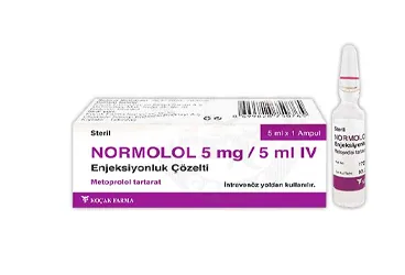 Metoprolol içeren çözelti: NORMOLOL 5 MG/5 ML IV ENJEKSIYONLUK COZELTI (1 AMPUL) ambalajı. Üretici: KOÇAK FARMA İLAÇ VE KİMYA SANAYİ A.Ş.