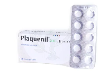 PLAQUENIL 200 MG 30 FİLM KAPLI TABLET kutusu. Hidroksiklorokin sülfat içeren film kaplı tablet. Üretici: SANOFİ SAĞLIK ÜRÜNLERİ LTD. ŞTİ.