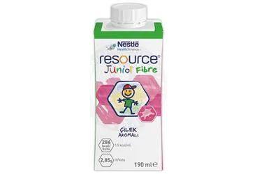 Beslenme solusyonu içeren RESOURCE JUNIOR FIBRE CILEK AROMALI 190 ML kutusu. Üretici: NESTLE TÜRKİYE GIDA SANAYİ ANONİM ŞİRKETİ.
