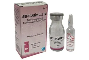 SEFTRASIM 1G IM ENJEKSIYONLUK COZELTI HAZIRLAMAK ICIN TOZ VE COZUCU (1 ADET) ürün ambalajı. Seftriakson içeren çözelti. Üretici: SM PHARMA İLAÇ SANAYİ LİMİTED ŞİRKETİ.
