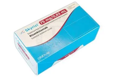 SKYRIZI 75 MG/0.83 ML ENJEKSIYONLUK COZELTI ICEREN KULLANIMA HAZIR ENJEKTOR (2 ADET) ambalajı, çözelti formunda risankizumab içerir. Üretici: ABBVİE TIBBİ İLAÇLAR SANAYİ VE TİCARET LİMİTED ŞİRKETİ.