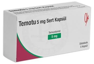TEMOTU 5 MG SERT KAPSUL (5 KAPSUL) kutu fotoğrafı, kapsül formunda temozolomid içerir. Üretici: ONKO İLAÇ SANAYİ VE TİCARET ANONİM ŞİRKETİ.