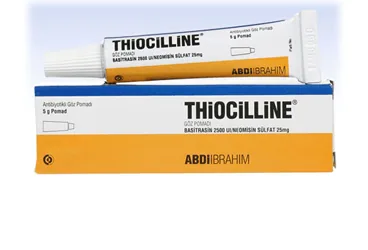 THIOCILLINE 500IU/G + 5 MG/G GOZ MERHEMI kutusu, merhem formunda basitrasin + neomisin sulfat -oftalmik içerir. Üretici: ABDİ İBRAHİM İLAÇ SANAYİ VE TİCARET A.Ş.