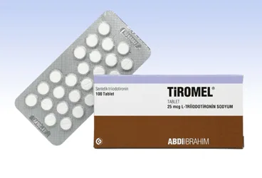 TIROMEL 25 MCG 100 TABLET ürün ambalajı, tablet formunda triiodotironin içerir. Üretici: ABDİ İBRAHİM İLAÇ SANAYİ VE TİCARET A.Ş.
