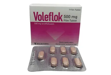 VOLEFLOK 500 MG 7 FİLM TABLET kutusu, film kaplı tablet formunda levofloksasin içerir. Üretici: KOÇAK FARMA İLAÇ VE KİMYA SANAYİ A.Ş.